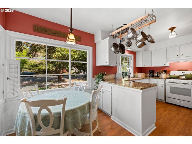 7939 Sw 11TH Ave, Portland, OR 97219