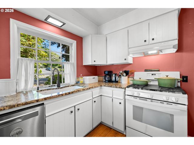 7939 Sw 11TH Ave, Portland, OR 97219