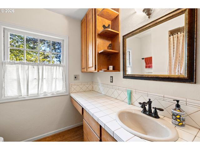 7939 Sw 11TH Ave, Portland, OR 97219