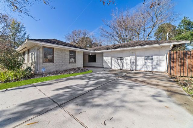 10627 Moonlight Drive, Houston, TX 77096