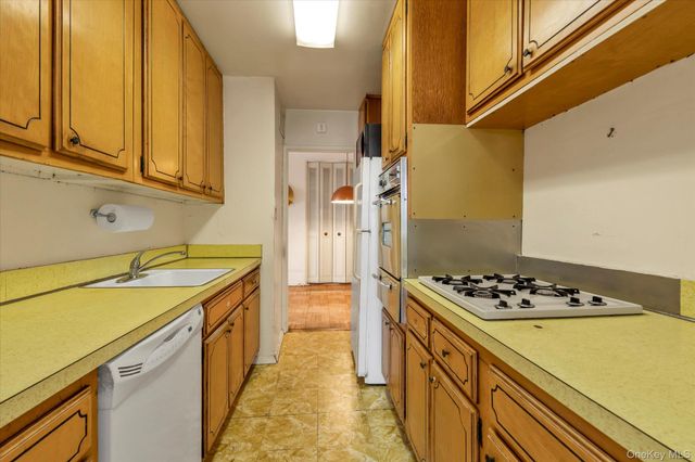 66-36 Yellowstone Boulevard 18H, Forest Hills, NY 11375