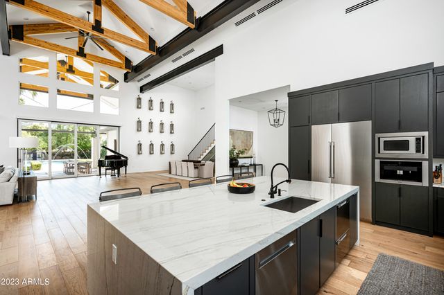 8144 E DEL BARQUERO Drive, Scottsdale, AZ 85258