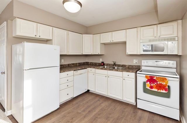 509 E Holcomb Avenue, Des Moines, IA 50313