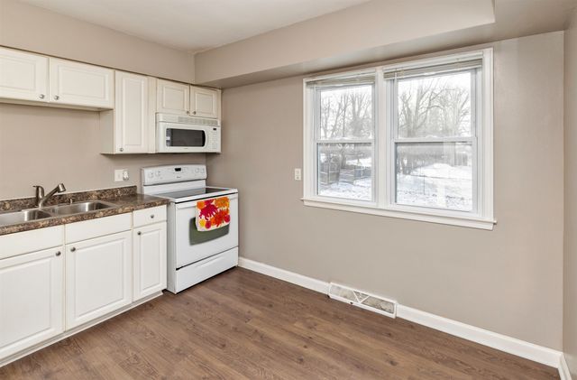 509 E Holcomb Avenue, Des Moines, IA 50313