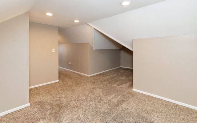 509 E Holcomb Avenue, Des Moines, IA 50313