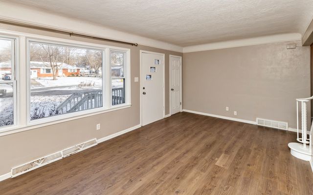 509 E Holcomb Avenue, Des Moines, IA 50313