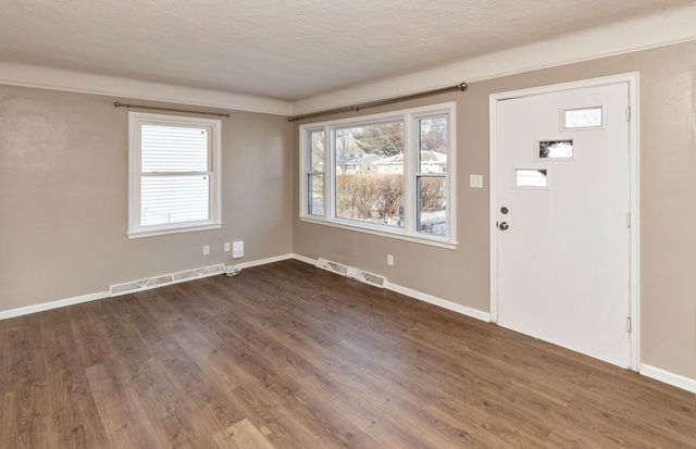 509 E Holcomb Avenue, Des Moines, IA 50313