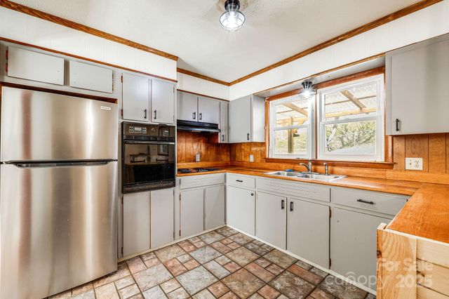 1675 Ponder Creek Road, Mars Hill, NC 28754