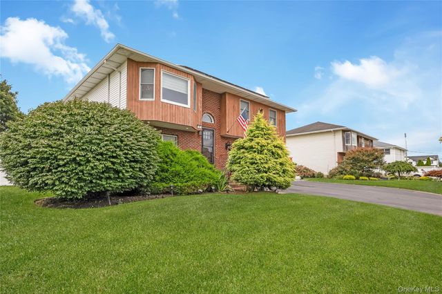 17 E Lincoln Avenue, Massapequa, NY 11758