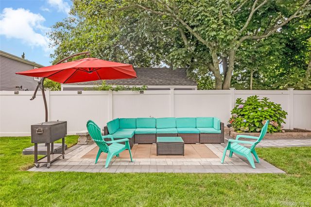 17 E Lincoln Avenue, Massapequa, NY 11758