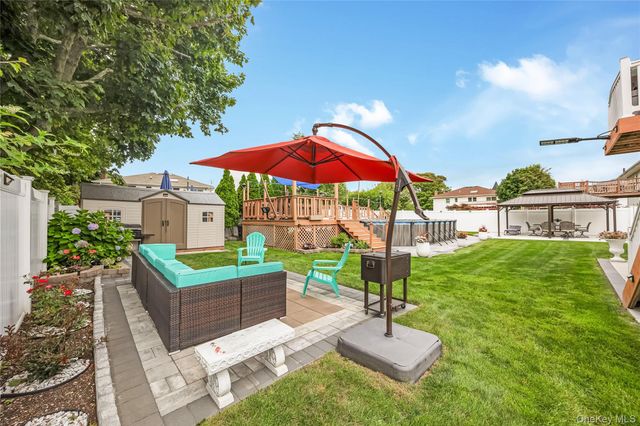 17 E Lincoln Avenue, Massapequa, NY 11758