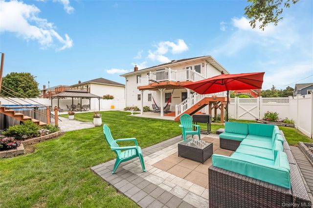17 E Lincoln Avenue, Massapequa, NY 11758