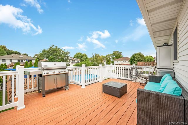 17 E Lincoln Avenue, Massapequa, NY 11758