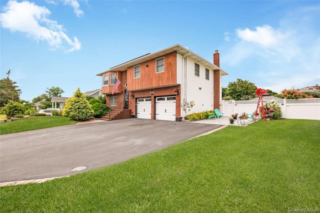 17 E Lincoln Avenue, Massapequa, NY 11758