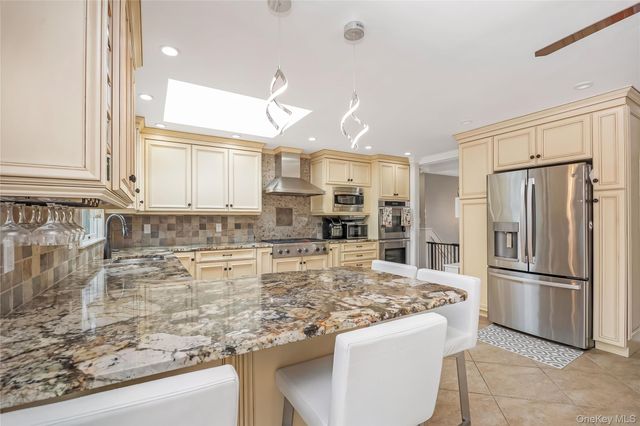 17 E Lincoln Avenue, Massapequa, NY 11758