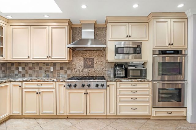 17 E Lincoln Avenue, Massapequa, NY 11758