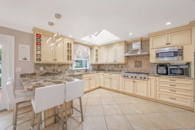17 E Lincoln Avenue, Massapequa, NY 11758