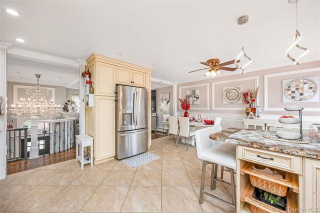 17 E Lincoln Avenue, Massapequa, NY 11758