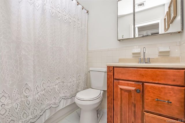 17 E Lincoln Avenue, Massapequa, NY 11758