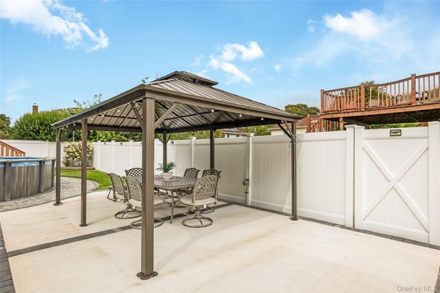 17 E Lincoln Avenue, Massapequa, NY 11758