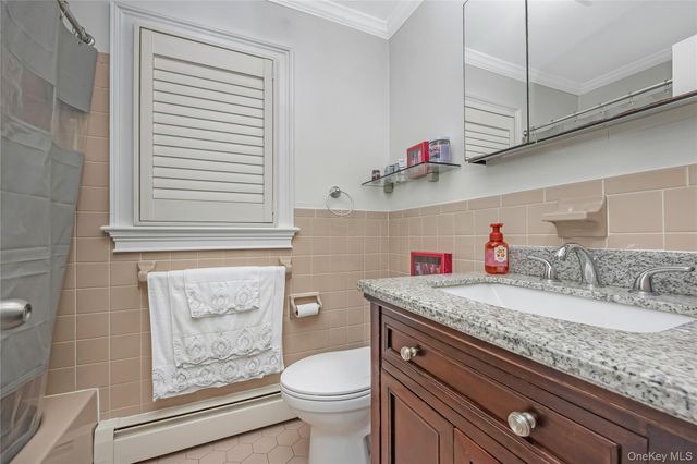 17 E Lincoln Avenue, Massapequa, NY 11758