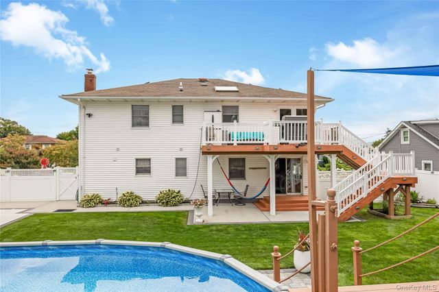 17 E Lincoln Avenue, Massapequa, NY 11758