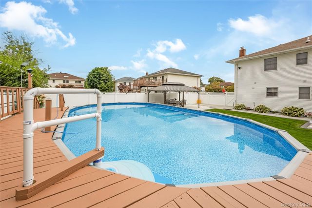 17 E Lincoln Avenue, Massapequa, NY 11758