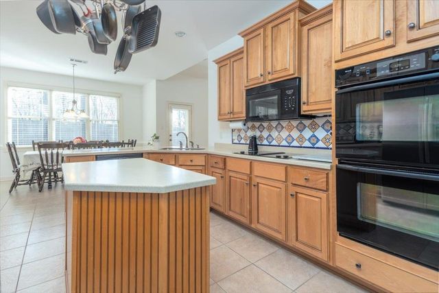 8923 RIVER KNOLL DR, Cordova, TN 38016