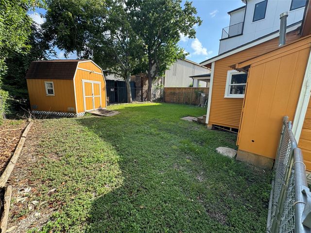 202 Robert Lee Road, Houston, TX 77009
