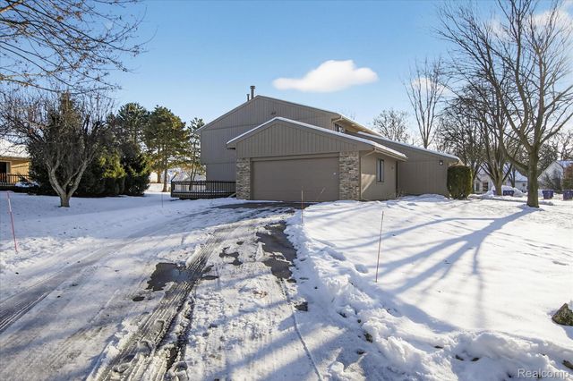 4364 S Meadow Drive, Waterford Charter Township, MI 48329