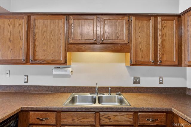 4364 S Meadow Drive, Waterford Charter Township, MI 48329