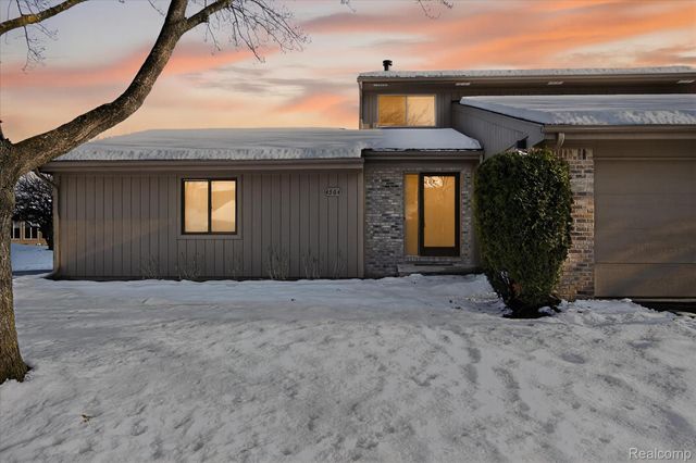 4364 S Meadow Drive, Waterford Charter Township, MI 48329