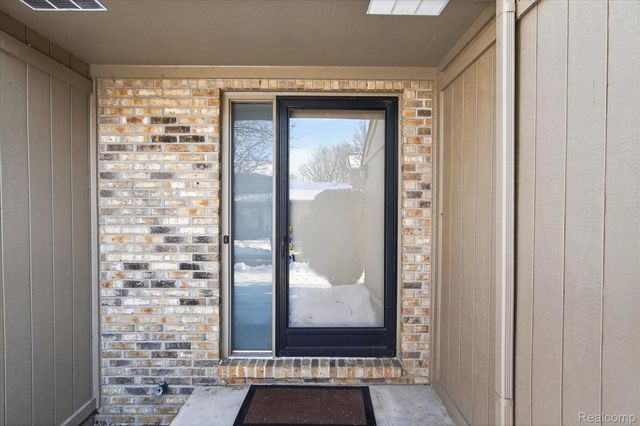 4364 S Meadow Drive, Waterford Charter Township, MI 48329