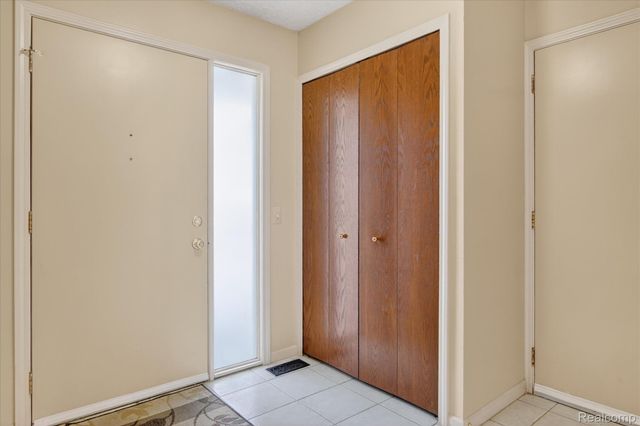 4364 S Meadow Drive, Waterford Charter Township, MI 48329