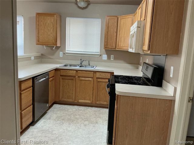 48161 Nottinghill Lane, Canton, MI 48188