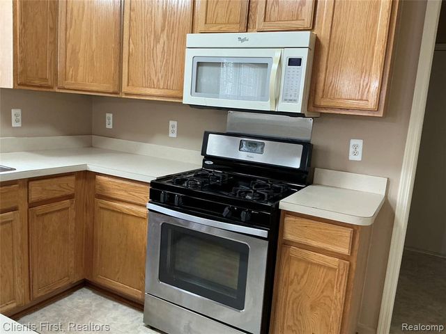 48161 Nottinghill Lane, Canton, MI 48188