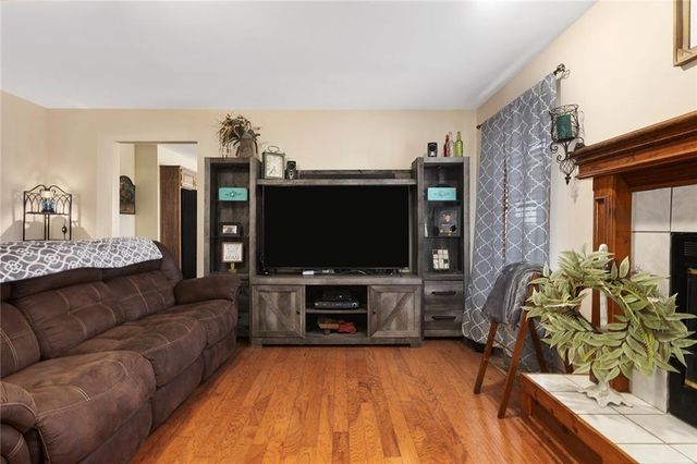 1933 Meadowlane Street, Kearney, MO 64060