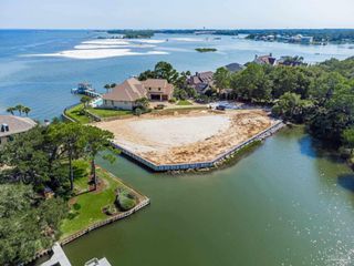37 Lakeside Dr, Pensacola, FL 32507