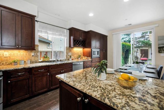 327 327 Brookview Way, Hayward, CA 94544