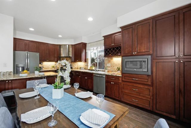 327 327 Brookview Way, Hayward, CA 94544