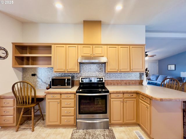 104 ANGELCREST Ct, Roseburg, OR 97471