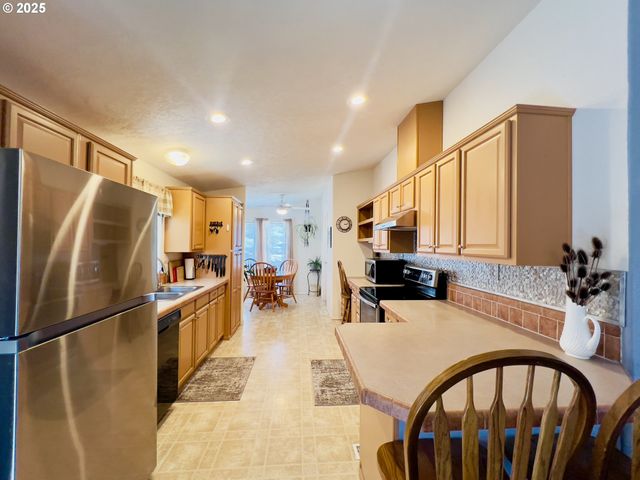 104 ANGELCREST Ct, Roseburg, OR 97471