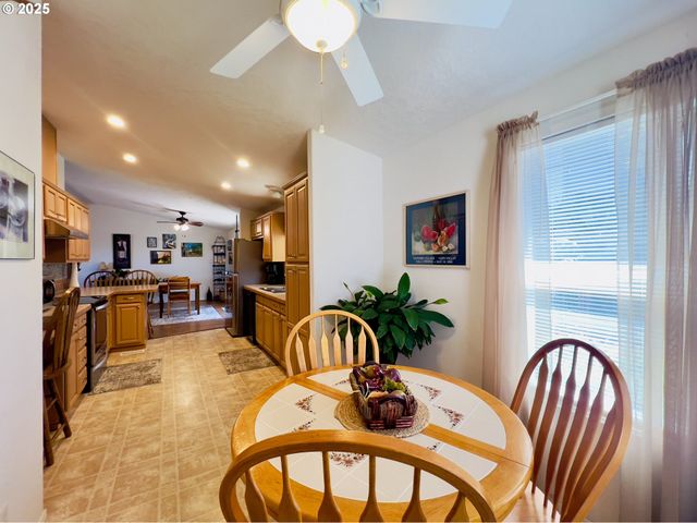 104 ANGELCREST Ct, Roseburg, OR 97471