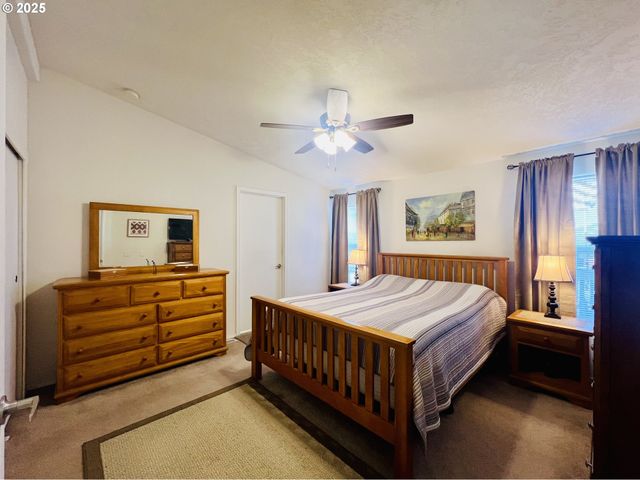 104 ANGELCREST Ct, Roseburg, OR 97471