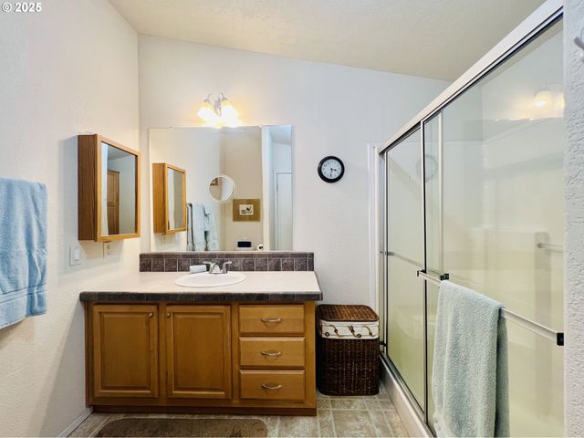 104 ANGELCREST Ct, Roseburg, OR 97471