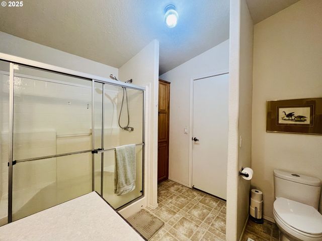 104 ANGELCREST Ct, Roseburg, OR 97471