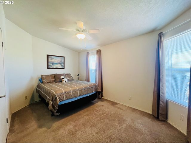 104 ANGELCREST Ct, Roseburg, OR 97471