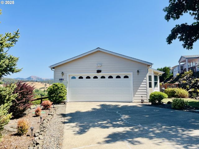 104 ANGELCREST Ct, Roseburg, OR 97471