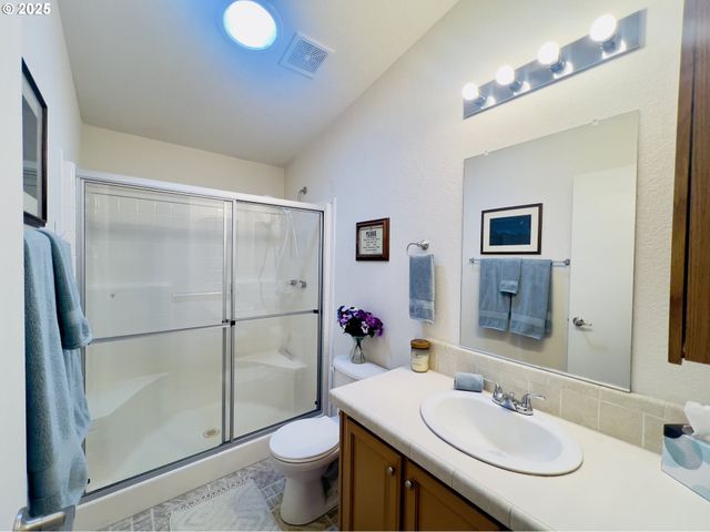 104 ANGELCREST Ct, Roseburg, OR 97471