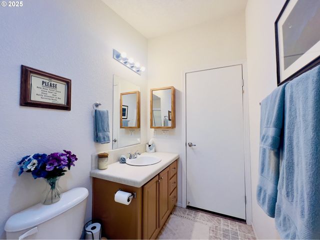 104 ANGELCREST Ct, Roseburg, OR 97471